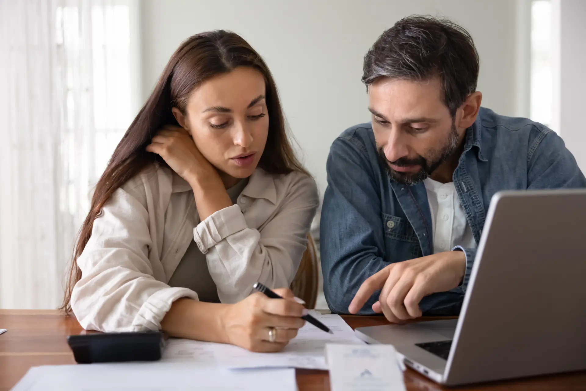 Ausbilderin und Ausbilder besprechen gemeinsam die AEVO-Kursauswahl am Laptop