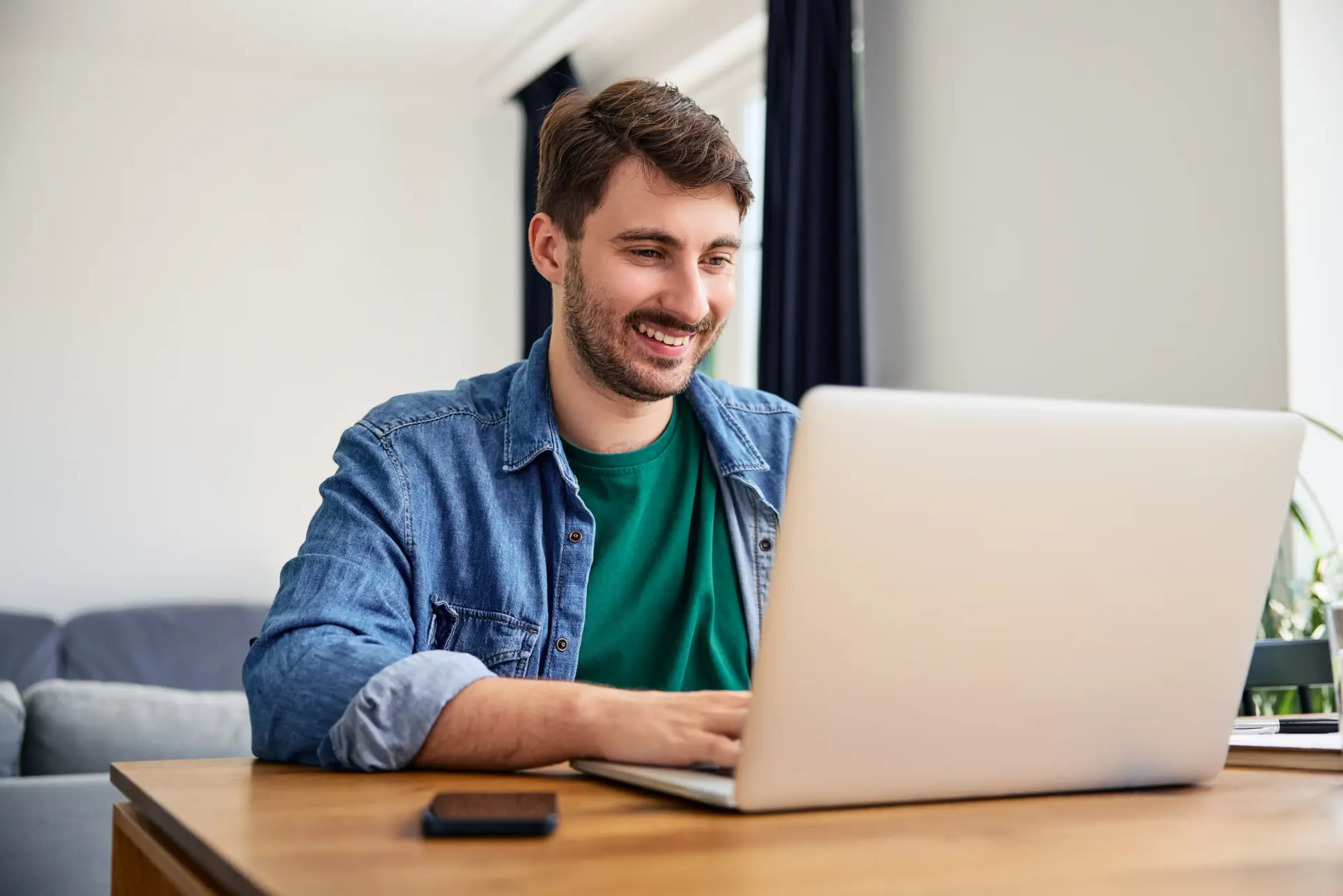 Teilnehmer bereitet sich online am Laptop auf die AEVO-Prüfung vor