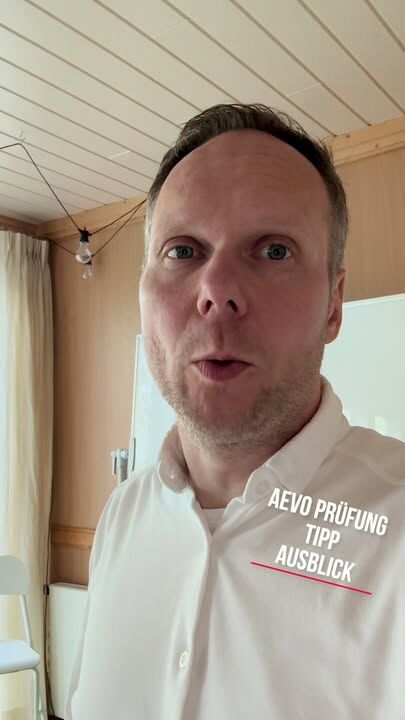Viele achten beim AEVO-Unterweisungsentwurf auf den Einstieg – aber der Ausstieg wird fast immer vergessen. 😅
Und genau da liegen 3–5 Punkte, die über die Note entscheiden können!

Mein Tipp:
➡️ Gib am Ende immer einen Ausblick auf die nächste Einheit.
Das zeigt Struktur, motiviert den Azubi und beweist, dass du den Ausbildungsplan im Griff hast. 💪

Wenn du selbst Ausbilder*in werden willst oder unsicher bist, wie du dich vorbereiten sollst:
Am Freitag ist unsere kostenlose Infoveranstaltung!

👉 Hier kostenlos anmelden: https://lmy.de/uvEhr

#aevo #ausbilderwerden #aevoprüfung #unterweisung #ausbildung #ausbilderwissen #aevocampus #ausbilderprüfung #infoveranstaltung