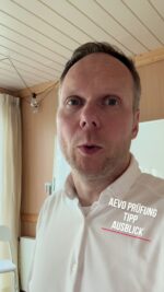 Viele achten beim AEVO-Unterweisungsentwurf auf den Einstieg – aber der Ausstieg wird fast immer vergessen. 😅
Und genau da liegen 3–5 Punkte, die über die Note entscheiden können!

Mein Tipp:
➡️ Gib am Ende immer einen Ausblick auf die nächste Einheit.
Das zeigt Struktur, motiviert den Azubi und beweist, dass du den Ausbildungsplan im Griff hast. 💪

Wenn du selbst Ausbilder*in werden willst oder unsicher bist, wie du dich vorbereiten sollst:
Am Freitag ist unsere kostenlose Infoveranstaltung!

👉 Hier kostenlos anmelden: https://lmy.de/uvEhr

#aevo #ausbilderwerden #aevoprüfung #unterweisung #ausbildung #ausbilderwissen #aevocampus #ausbilderprüfung #infoveranstaltung