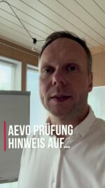 Die meisten fallen in der AEVO-Prüfung nicht durch fehlendes Wissen – sondern, weil sie das Falsche weglassen.

Gesetzliche Vorgaben. Datenschutz. Arbeitssicherheit.
Die „unsichtbaren Punkte“, die Prüfer sofort bemerken – und die über den Unterschied zwischen gut und überzeugend entscheiden. 

Wenn du diese Details beherrschst, wirkst du nicht nur vorbereitet –
du zeigst, dass du wirklich Ausbilderdenken hast.

📅 Heute um 09:00 Uhr:
Im kostenlosen Info-Vormittag zeige ich dir, worauf Prüfer wirklich achten – und wie du deine AEVO-Prüfung sicher bestehst.

👉 Jetzt noch anmelden: https://lmy.de/PMGgB

🌐 aevo-campus.de

#AEVO #Ausbilderschein #aevocampus #JensKleinat #AusbilderTipps #Prüfungsvorbereitung #Ausbildung2025 #IHKPrüfung #Fachgespräch #Arbeitssicherheit #Datenschutz #AusbilderWerden